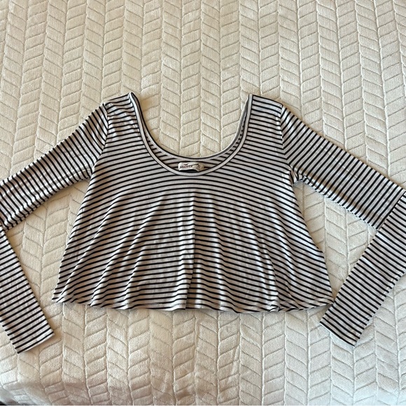 Hollister Tops - Hollister Black and white striped long sleeve crop top